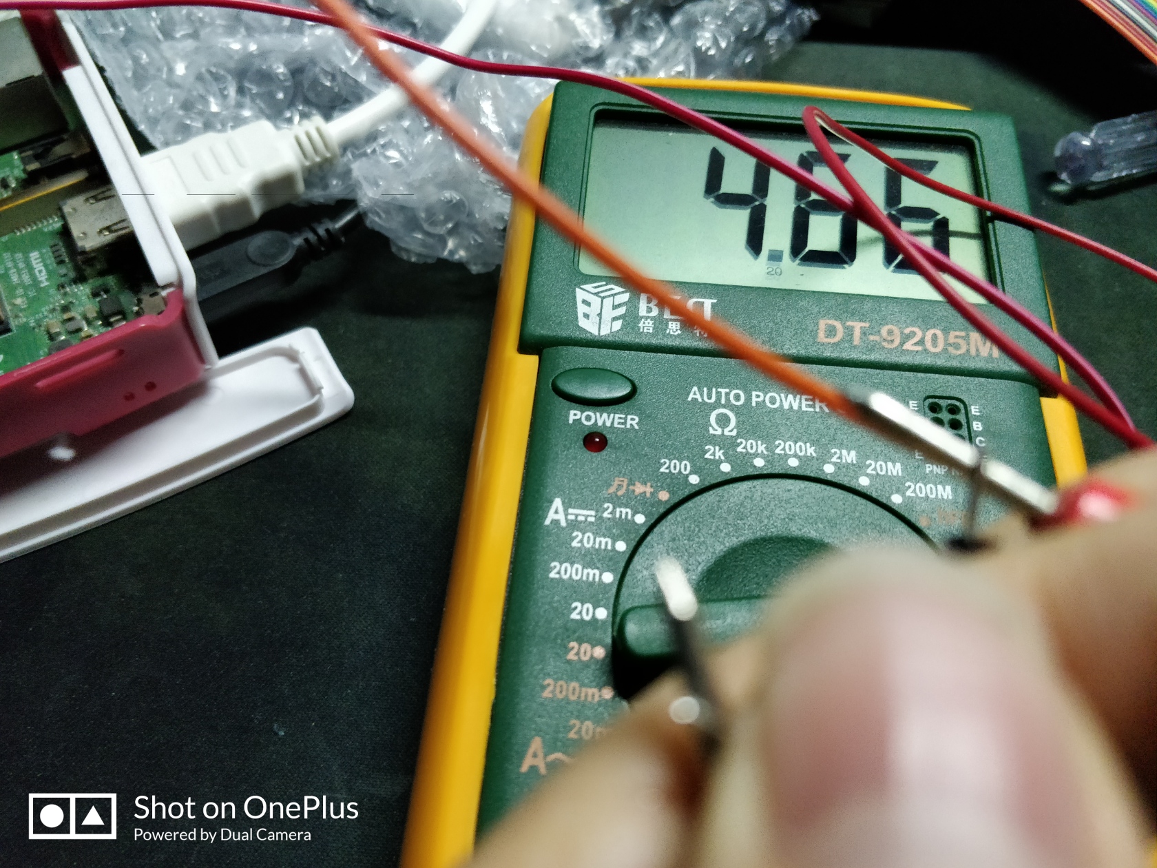 发射极和集电极间电压