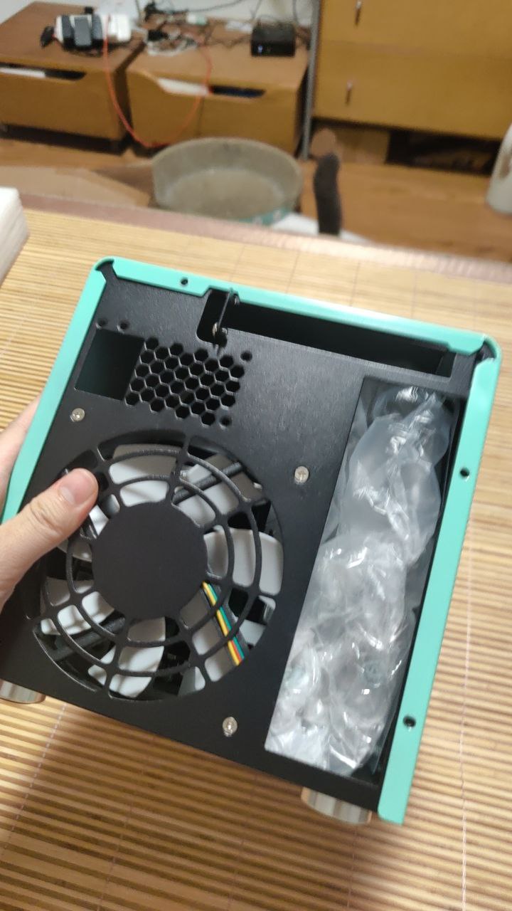 机箱的颜色还是很不错的